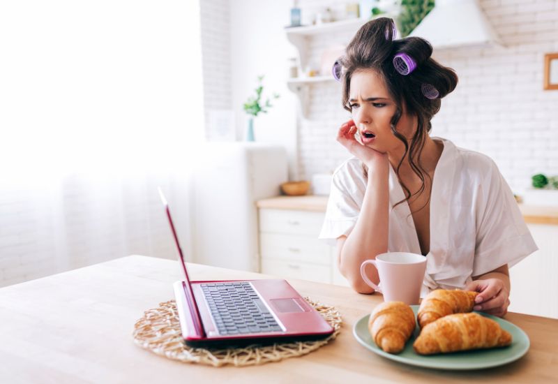 een vrouw die zichzelf afvraagt of ze in het nederlands of engels moet bloggen