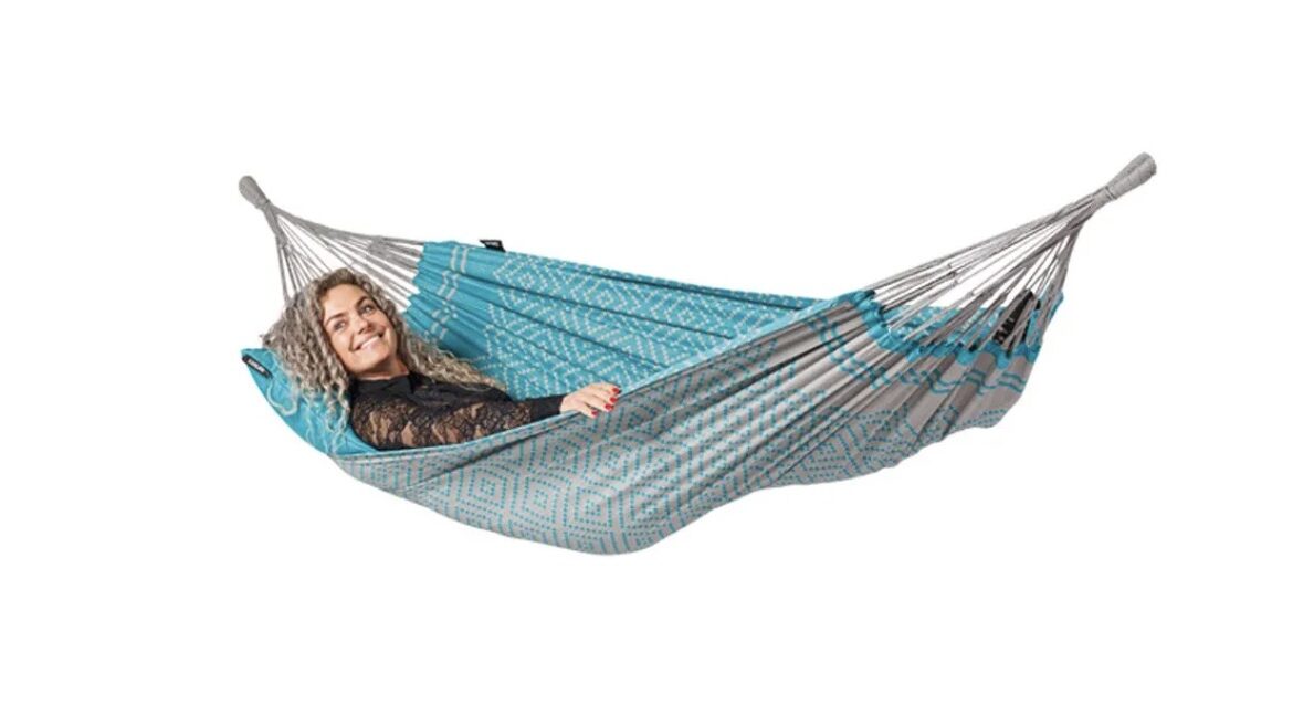 vrouw die een hangmat cadeau heeft gekregen ter ontspanning