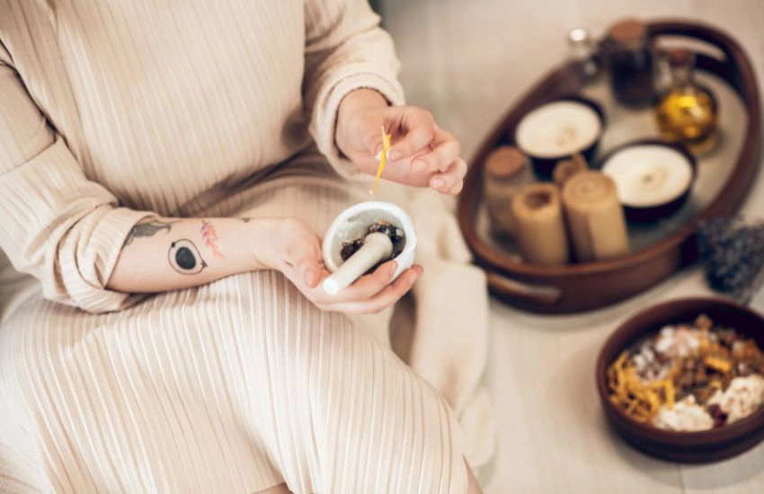 vrouw die Ayurveda gebruikt tegen een opgezwollen buik