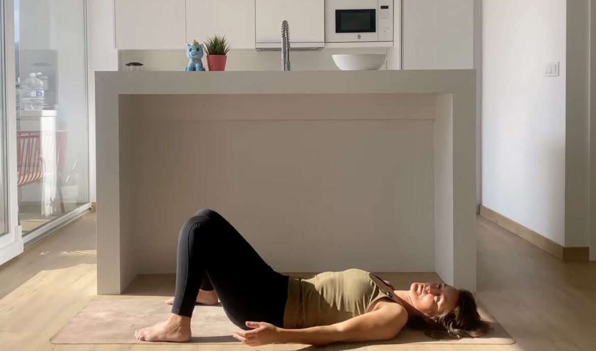 vrouw in constructieve rusthouding om haar pijn bij menstruatie te verlichten