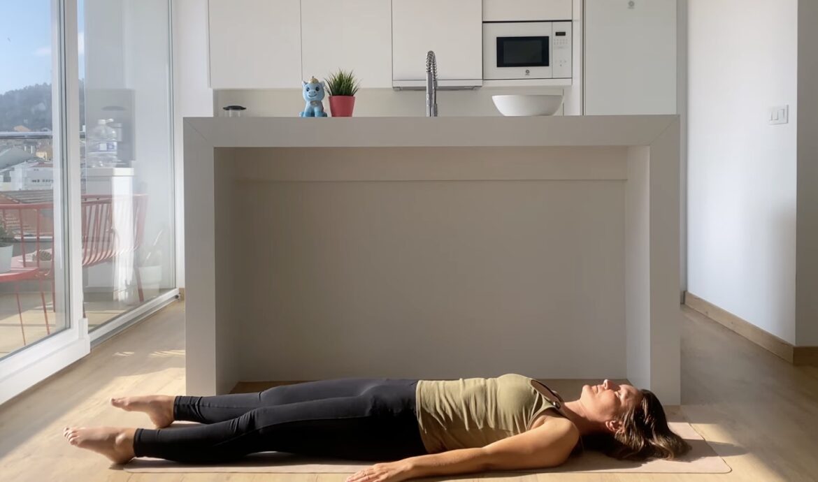 vrouw die haar menstruatiepijn aan het verlichten is met yoga