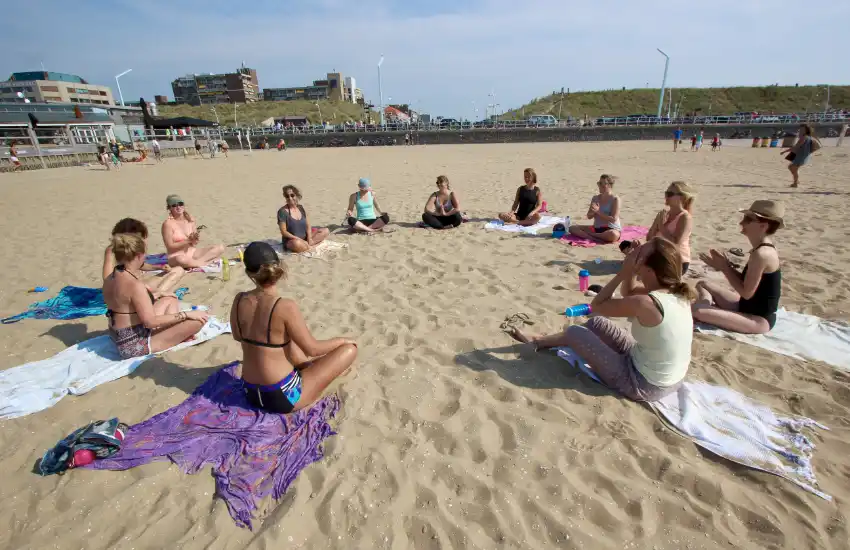 vrouwen tijdens het surf yoga retreat in scheveningen den haag in Nederland