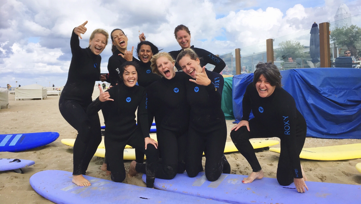 blije vrouwen tijdens het surf yoga retreat in nederland den haag scheveningen