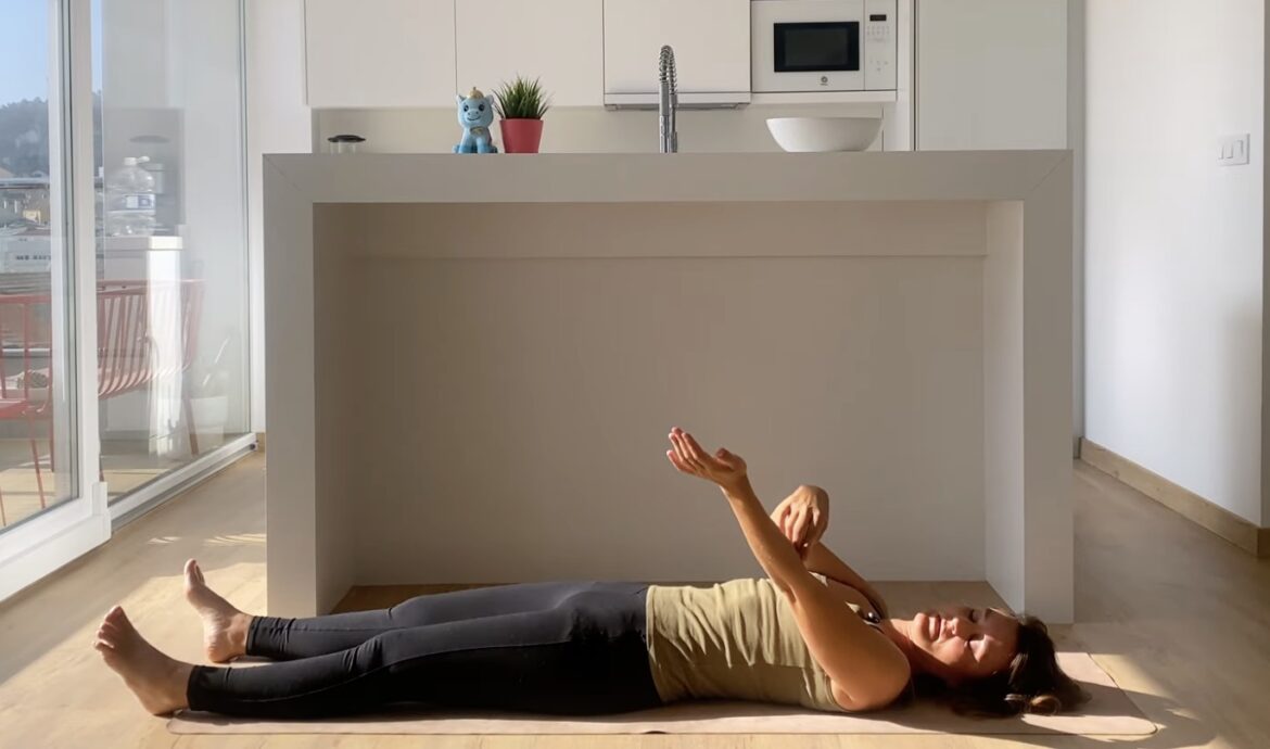 vrouw die yoga doet tegen menstruatiepijn