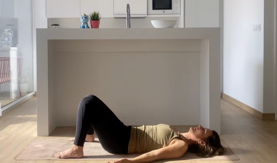 vrouw in yogahouding constructieve rusthouding