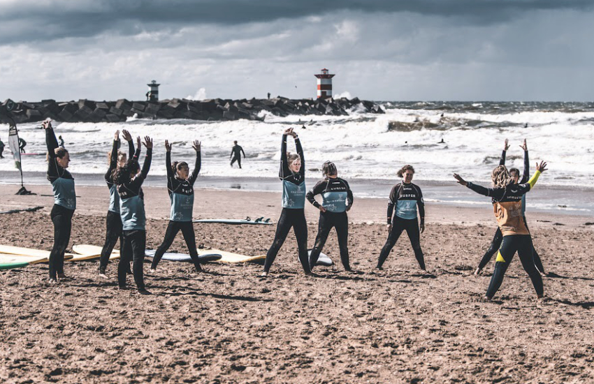 yoga voor surfers op het strand
