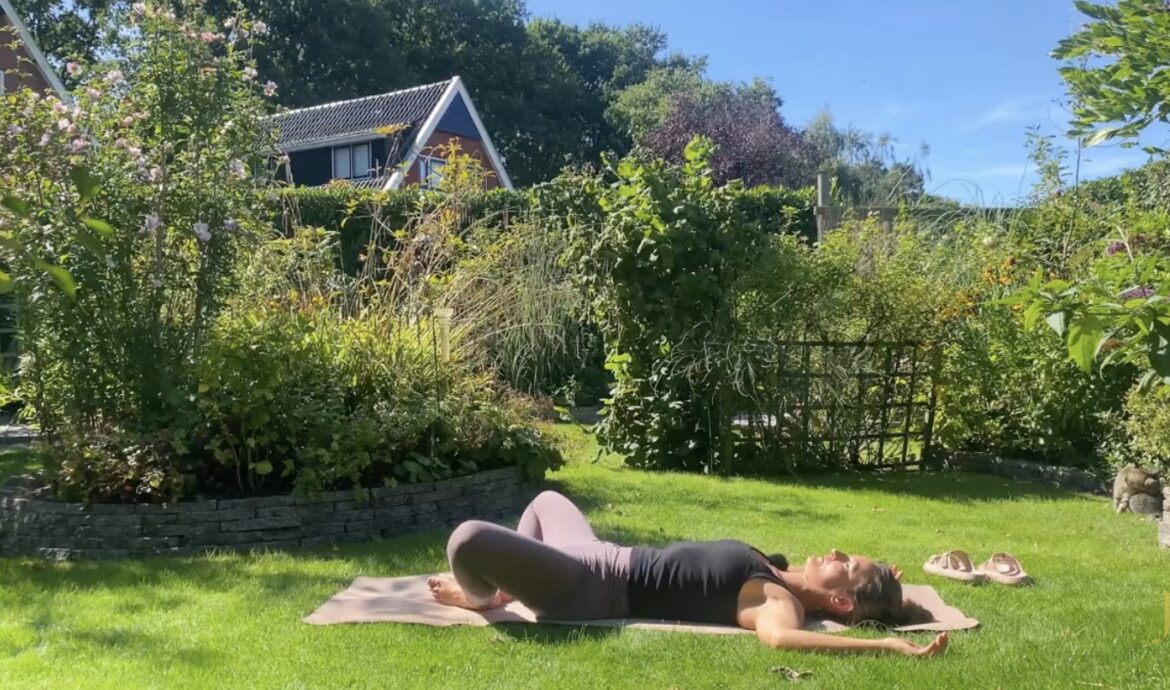 liggende vlinderhouding - yoga tegen stress